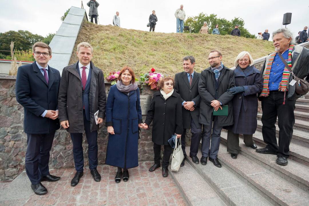 Atidengti Č. Milošo laiptai