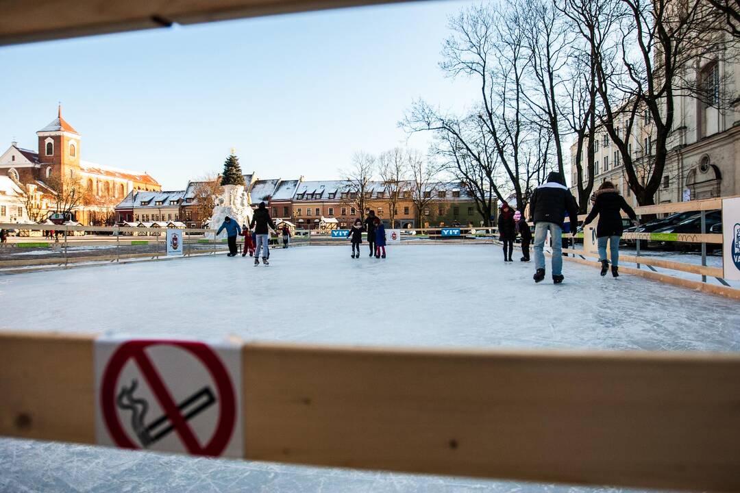 Kauniečiai jau mėgaujasi čiuožyklos teikiamais malonumais