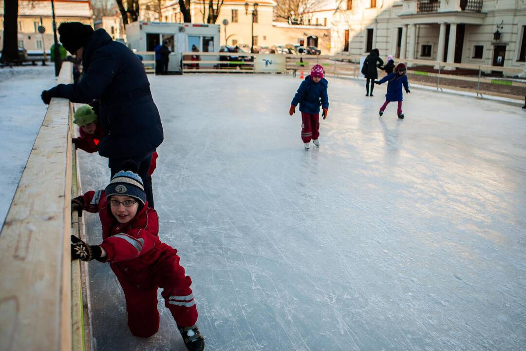 Kauniečiai jau mėgaujasi čiuožyklos teikiamais malonumais