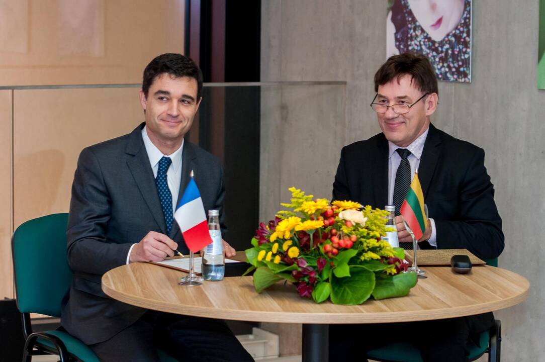 Prancūzijos ambasadorius Lietuvoje  J. E. Ph. Jeantaud ir VDU studentės