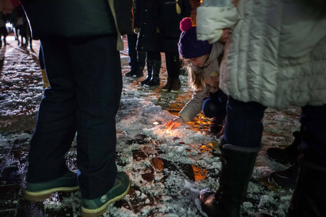 Moksleiviai sausio 13-ąją mini uždegdami žvakutes