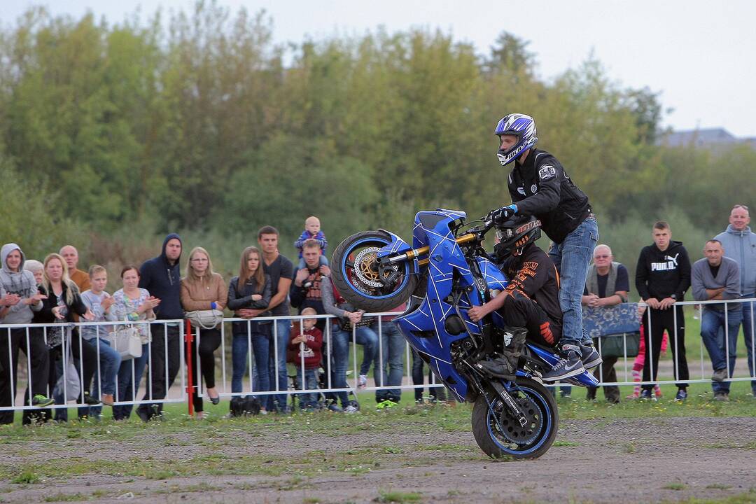 Aleksoto aerodrome vyko kaskadininkų šou „Skraidantys automobliai“.