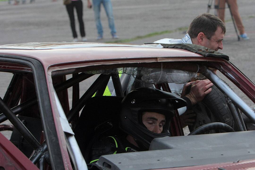 Aleksoto aerodrome vyko kaskadininkų šou „Skraidantys automobliai“.