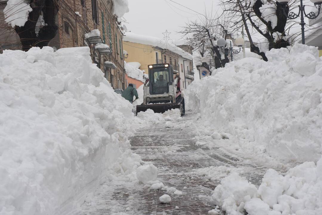 Italijoje sniego lavina užgriuvo viešbutį