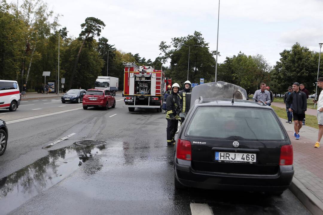 Užsidegė VW Passat automobilis