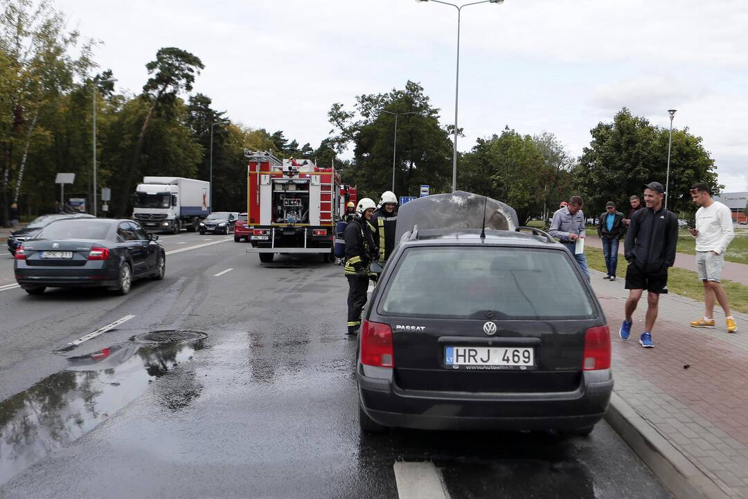 Užsidegė VW Passat automobilis