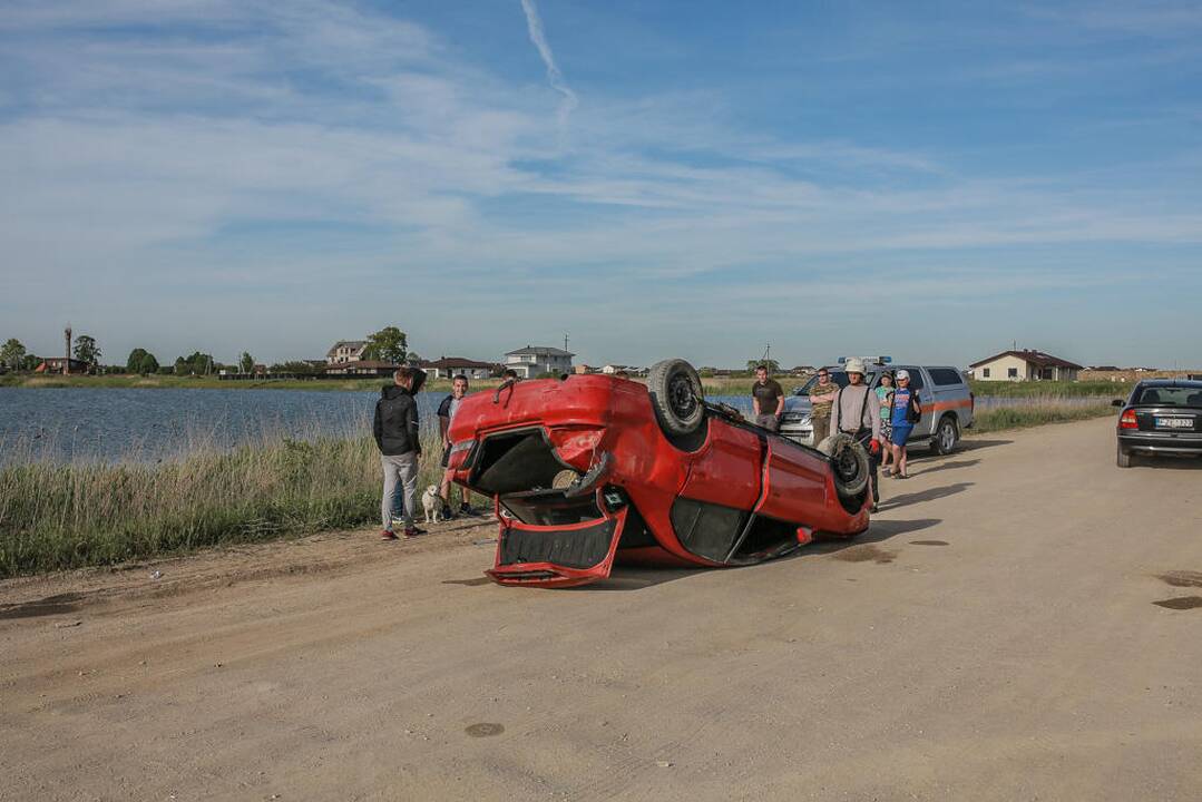 Automobiliu įlėkė į Slengių karjerą