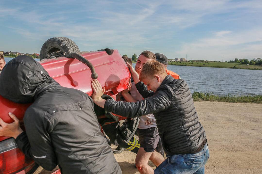 Automobiliu įlėkė į Slengių karjerą