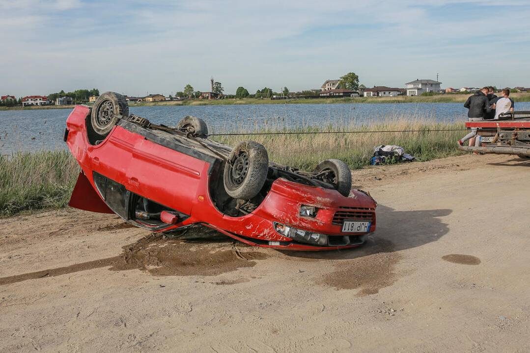 Automobiliu įlėkė į Slengių karjerą