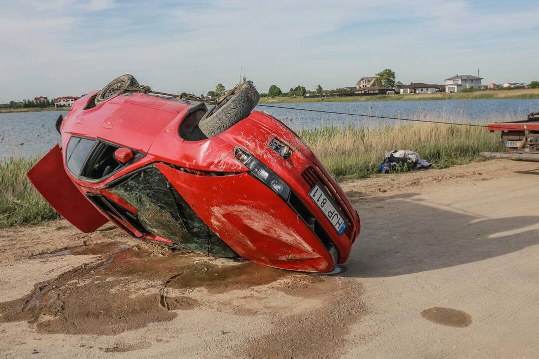 Automobiliu įlėkė į Slengių karjerą