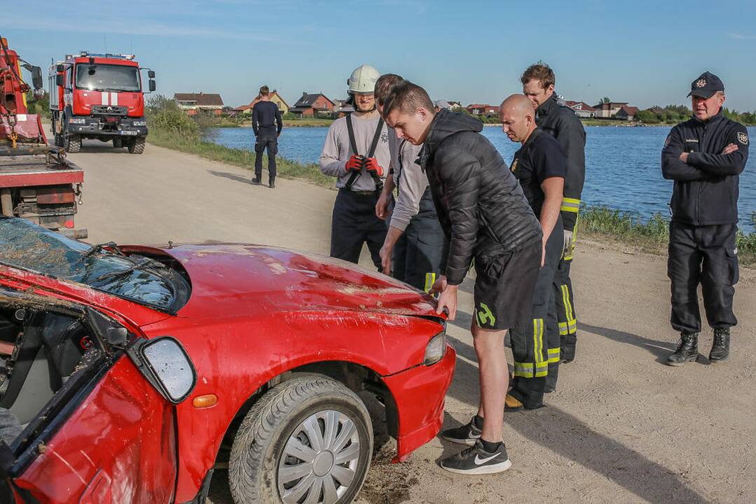 Automobiliu įlėkė į Slengių karjerą