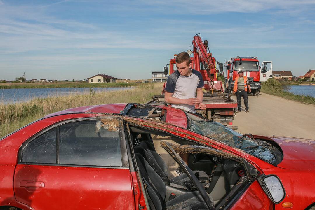 Automobiliu įlėkė į Slengių karjerą