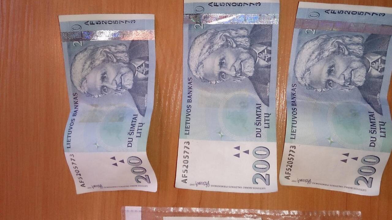 Kaune sulaikyta gauja, platinusi padirbtus 200 Lt vertės banknotus 