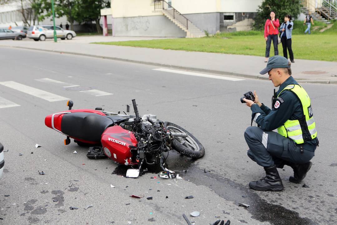 Taikos prospekte partrenktas motociklininkas