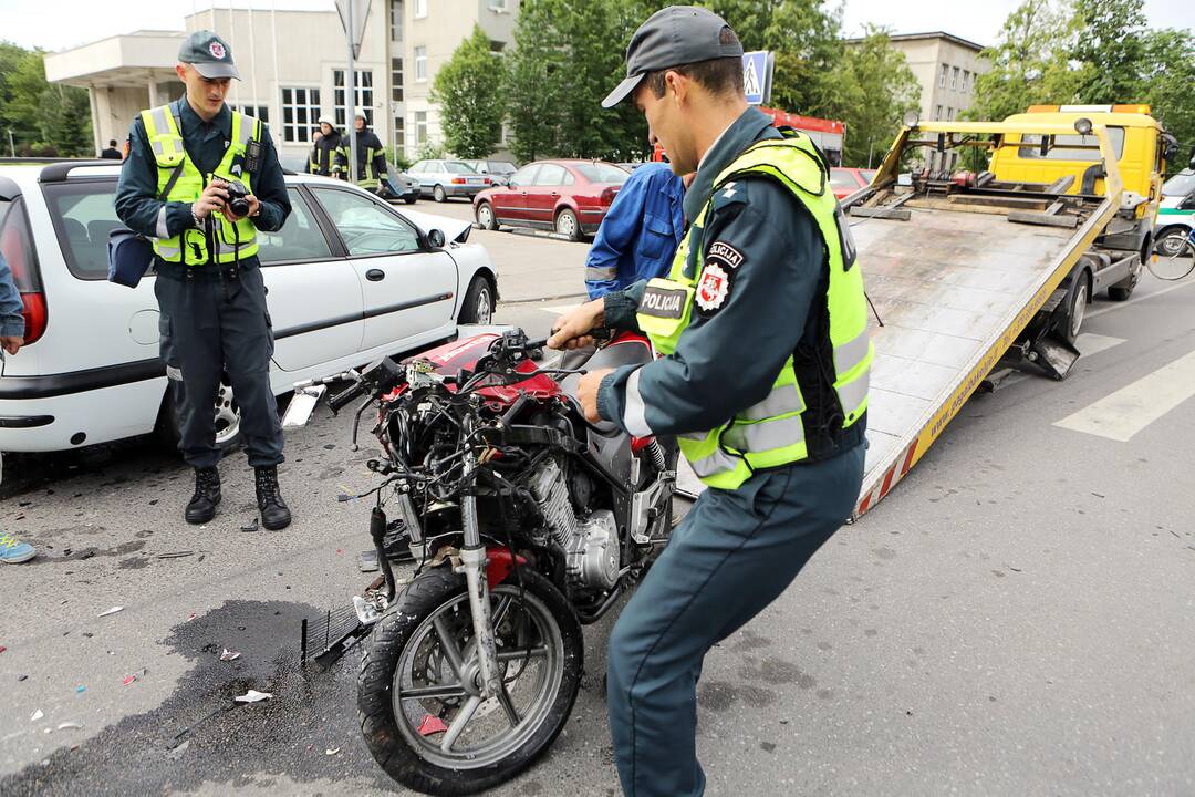 Taikos prospekte partrenktas motociklininkas