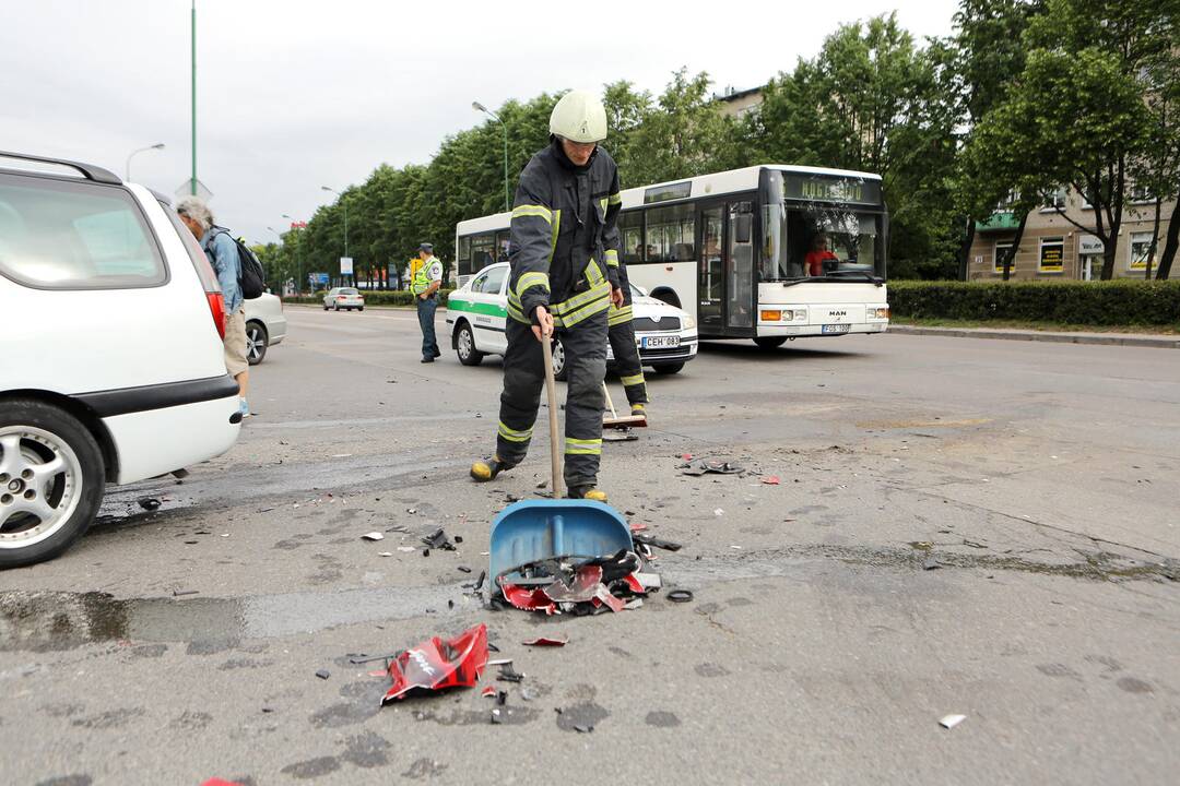 Taikos prospekte partrenktas motociklininkas