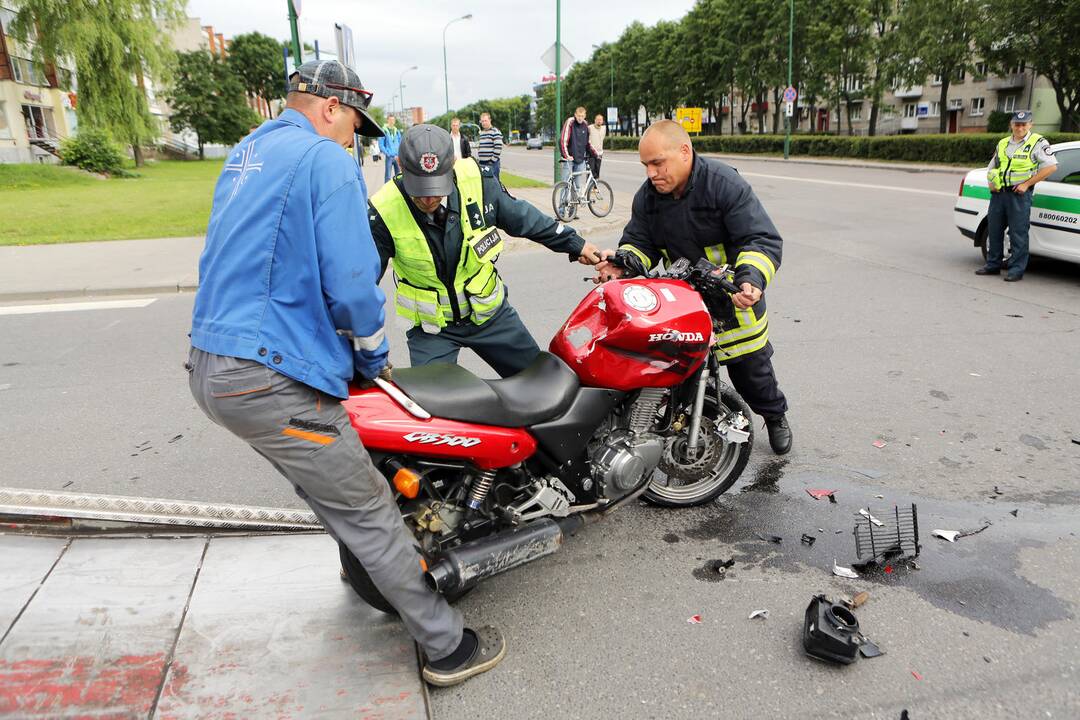 Taikos prospekte partrenktas motociklininkas