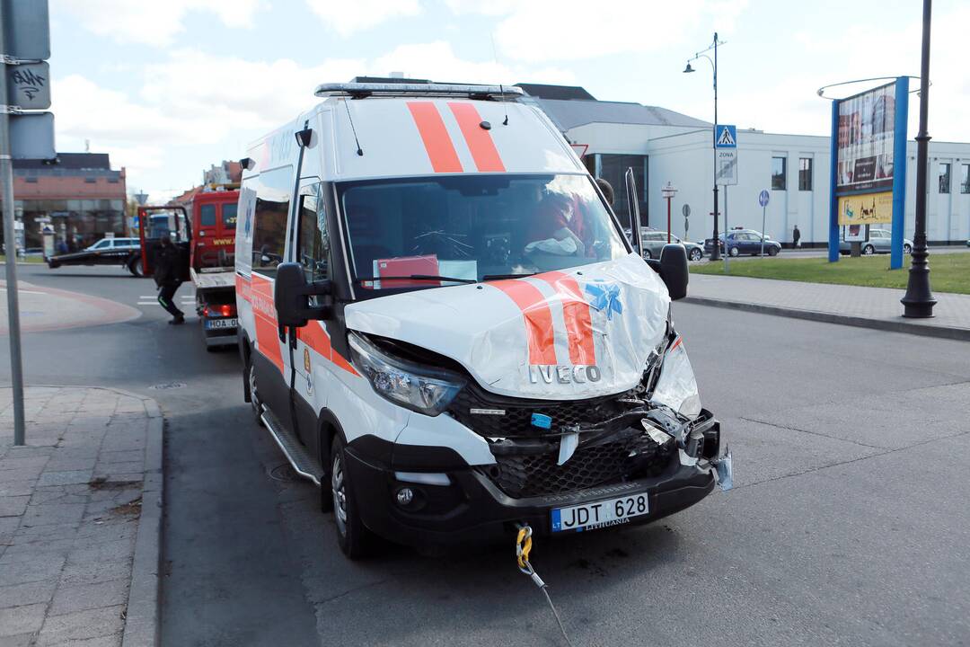 Į pratybas skubėję medikai rėžėsi į mikroautobusą