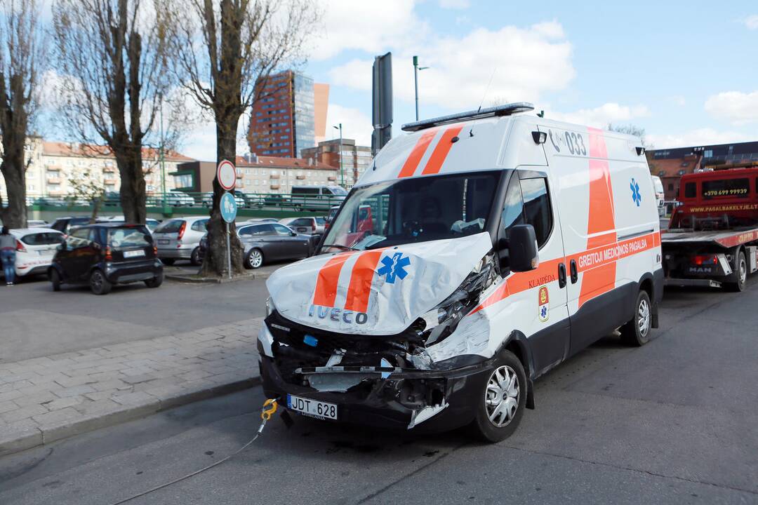 Į pratybas skubėję medikai rėžėsi į mikroautobusą