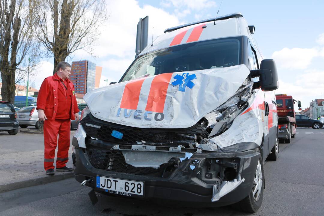 Į pratybas skubėję medikai rėžėsi į mikroautobusą