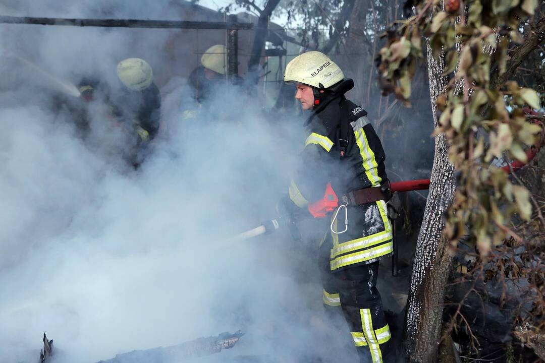 Užsidegė sodo namelis