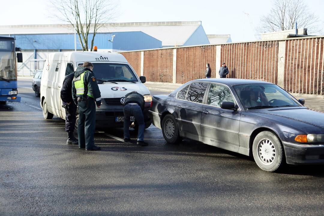 Minijos gatvėje susidūrė trys automobilaii