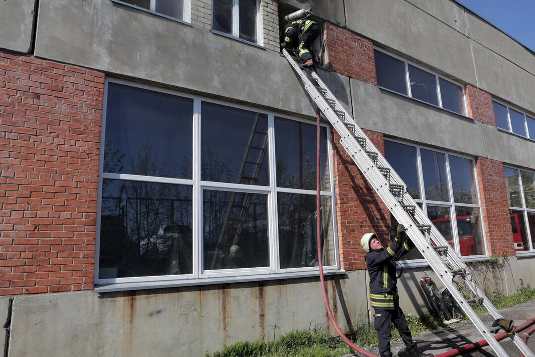 Užsidegė gamybinės patalpos Svajonių gatvėje