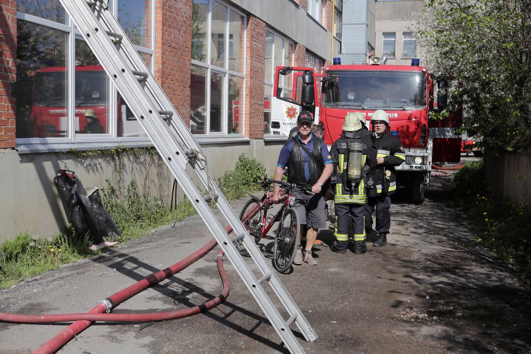 Užsidegė gamybinės patalpos Svajonių gatvėje