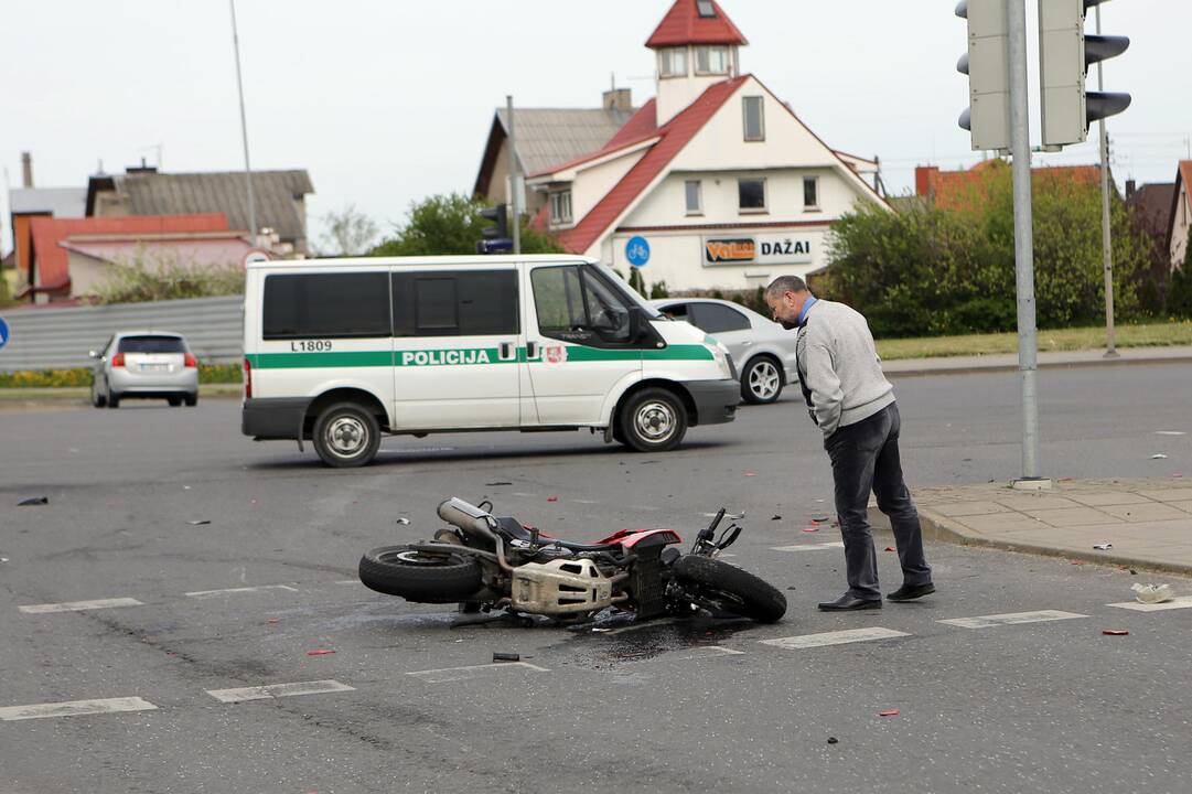 BMW partrenkė motociklininką