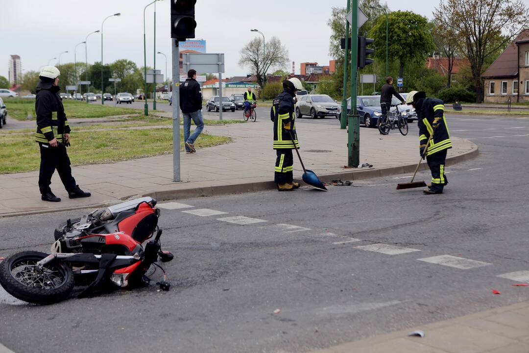 BMW partrenkė motociklininką