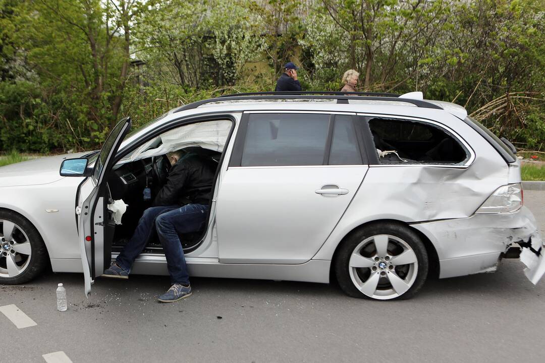 BMW partrenkė motociklininką