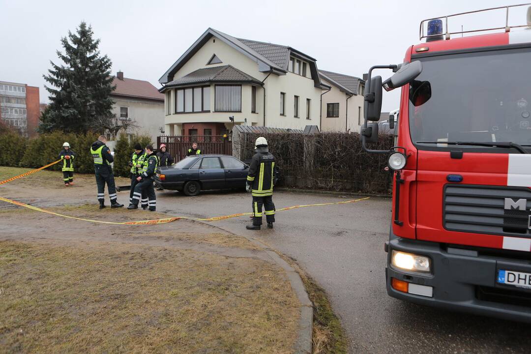 Automobilis atsitrenkė į namo tvorą