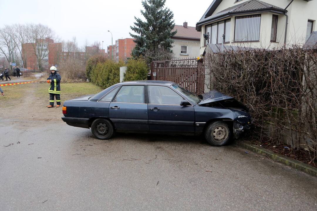 Automobilis atsitrenkė į namo tvorą