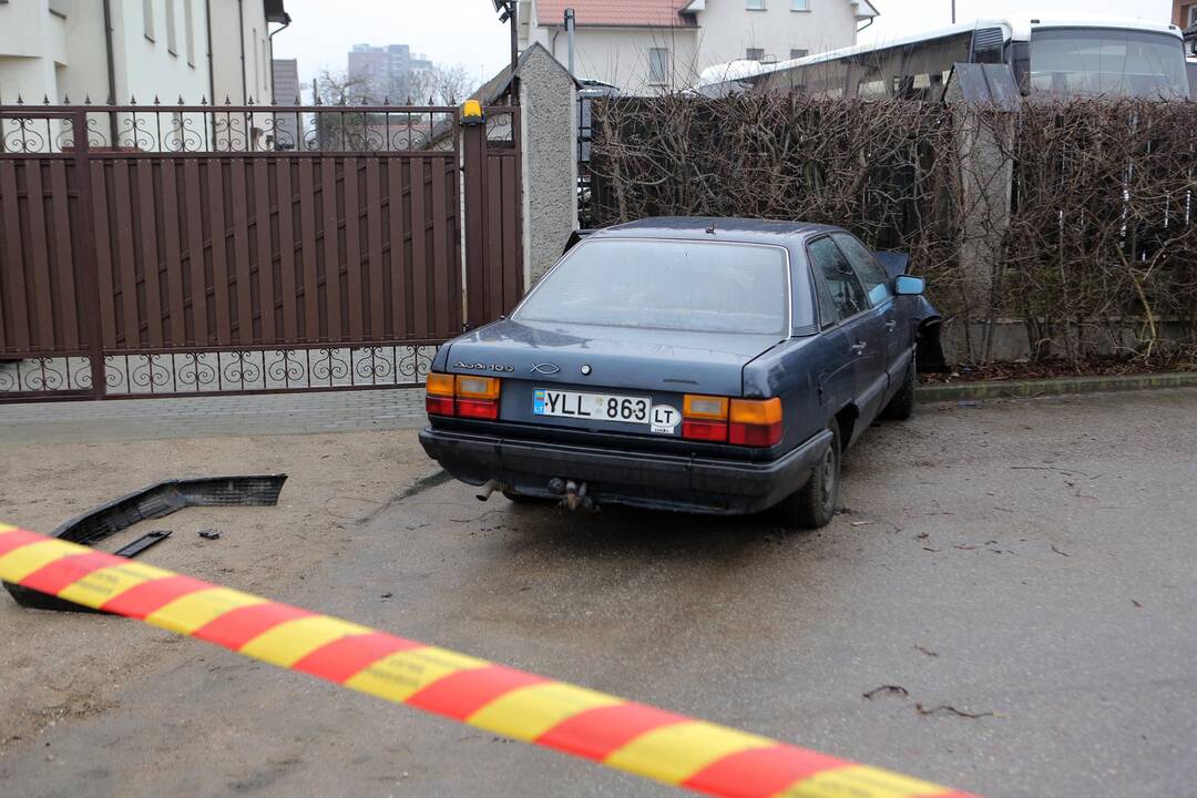 Automobilis atsitrenkė į namo tvorą