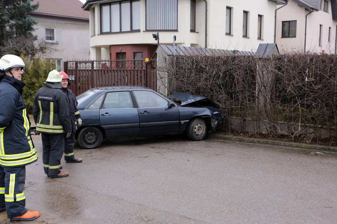 Automobilis atsitrenkė į namo tvorą