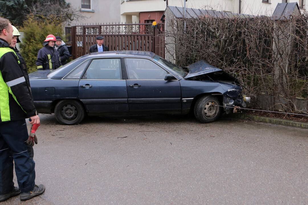 Automobilis atsitrenkė į namo tvorą