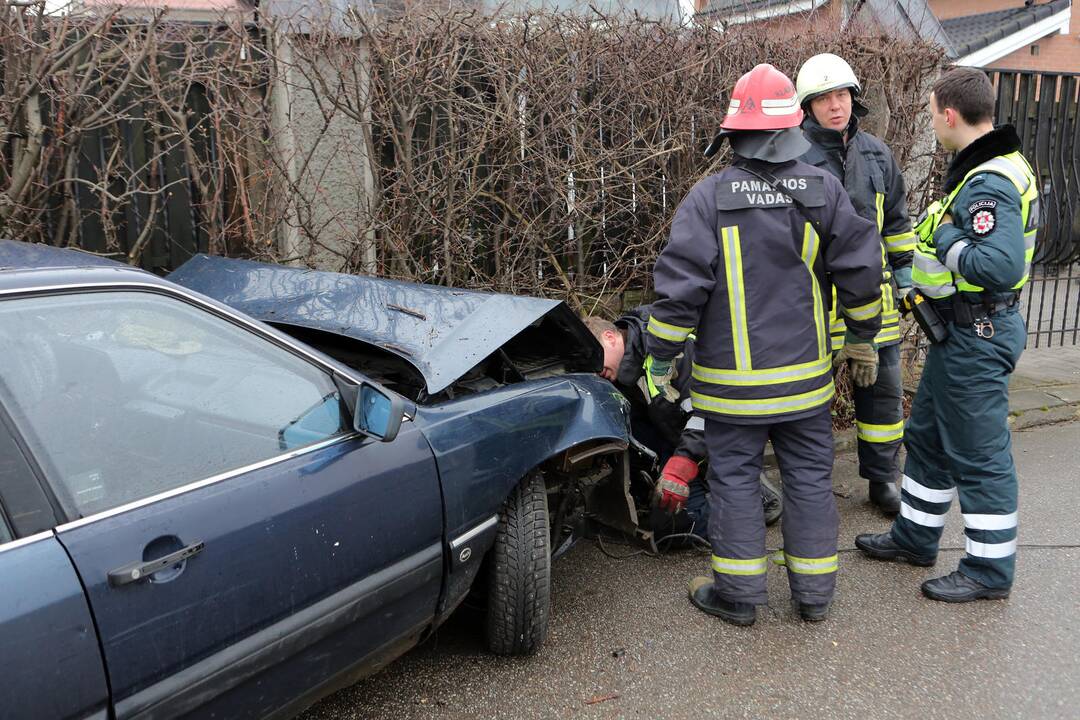 Automobilis atsitrenkė į namo tvorą