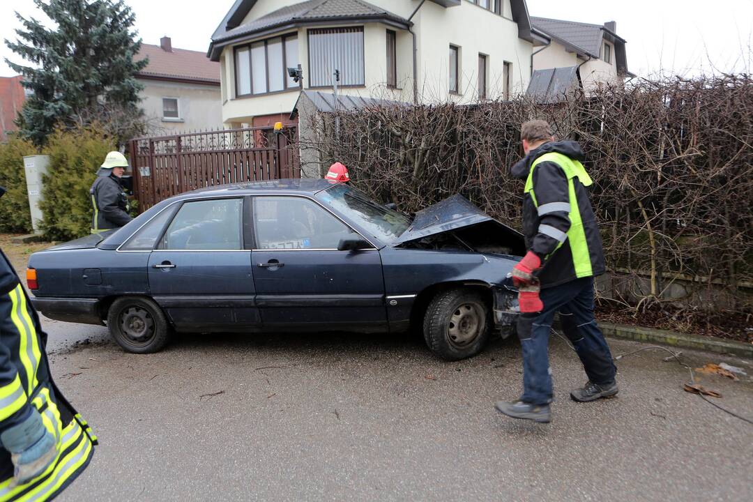 Automobilis atsitrenkė į namo tvorą