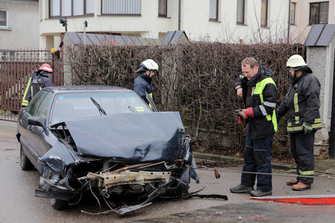 Automobilis atsitrenkė į namo tvorą