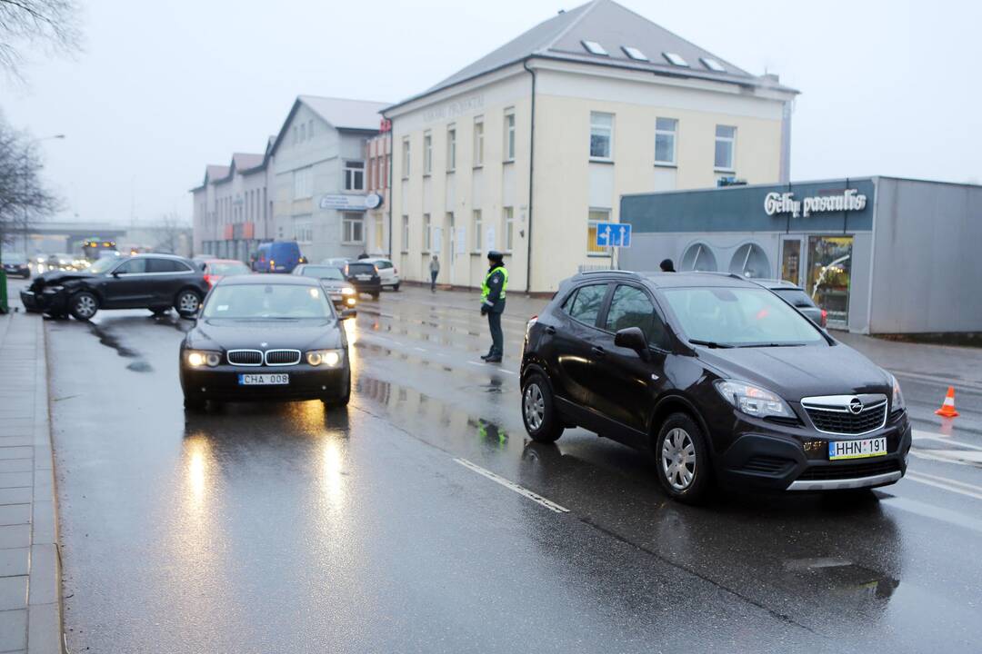 Liepų gatvėje susidūrė keturi automobiliai