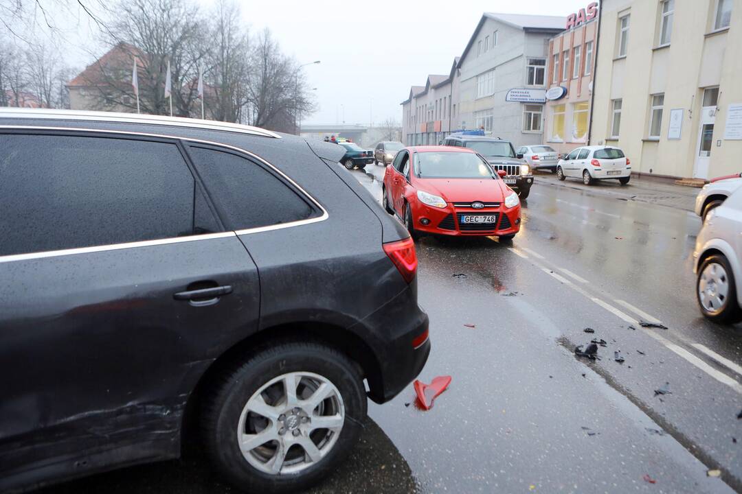 Liepų gatvėje susidūrė keturi automobiliai