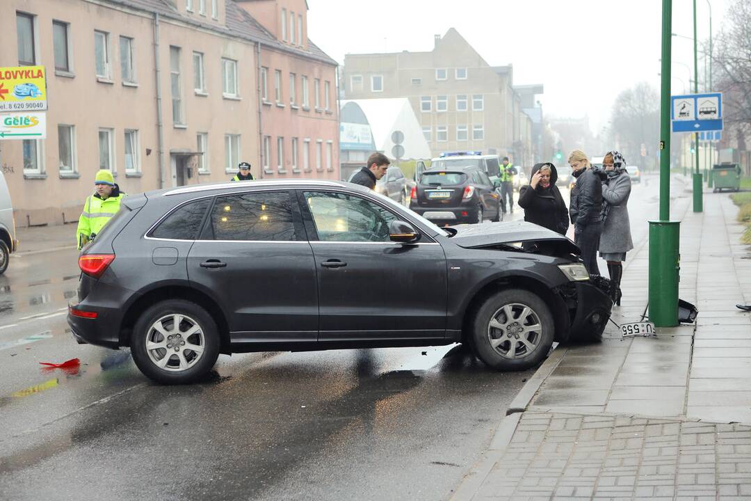 Liepų gatvėje susidūrė keturi automobiliai