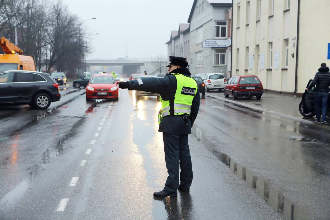Liepų gatvėje susidūrė keturi automobiliai