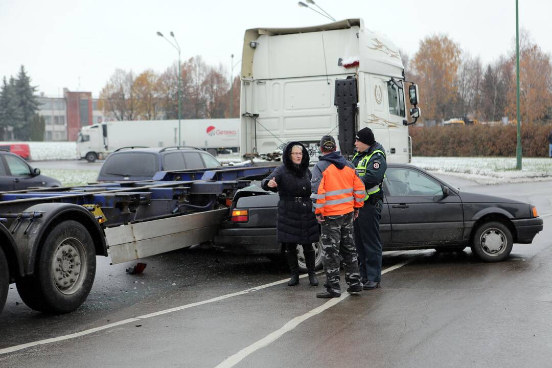 Vilkikas taranavo lengvąjį automobilį