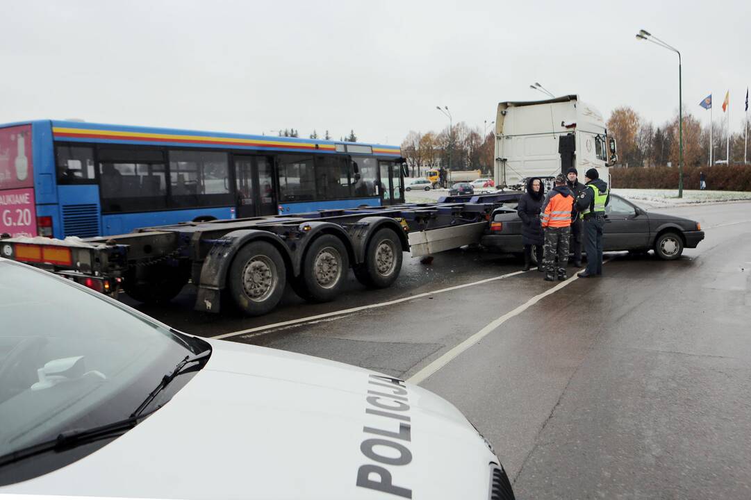 Vilkikas taranavo lengvąjį automobilį