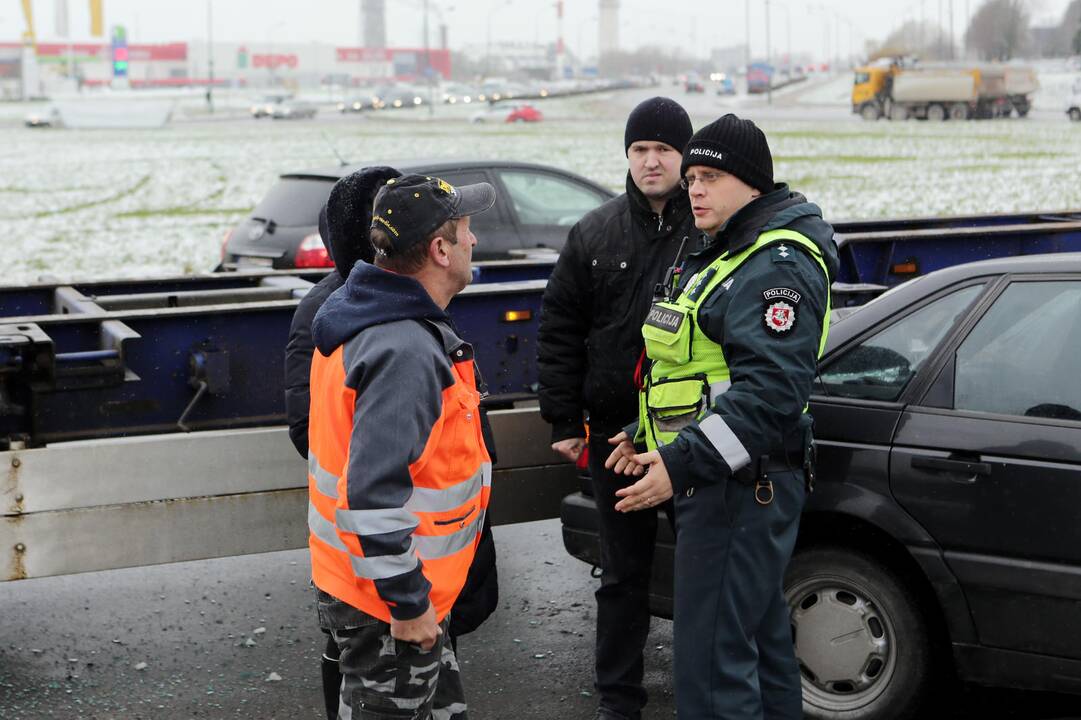 Vilkikas taranavo lengvąjį automobilį