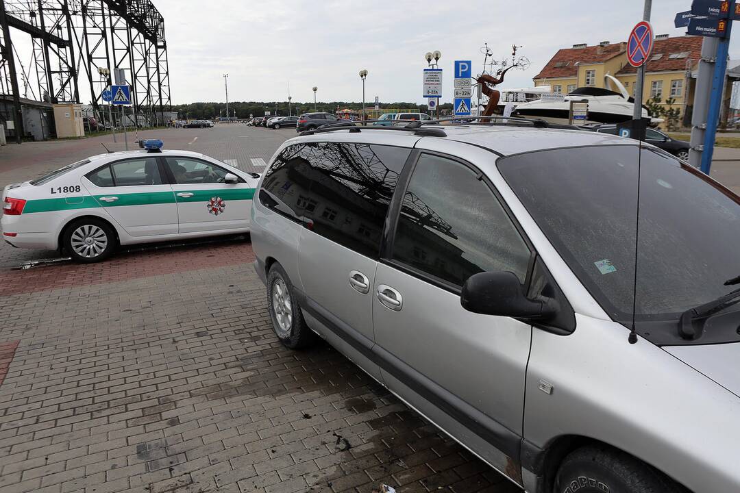 Užsidegė automobilio Chrysler salonas