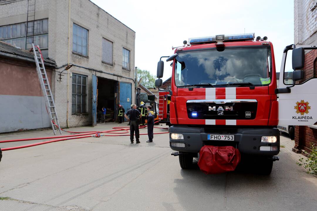 Įmonės patalpose įsiplieskė gaisras