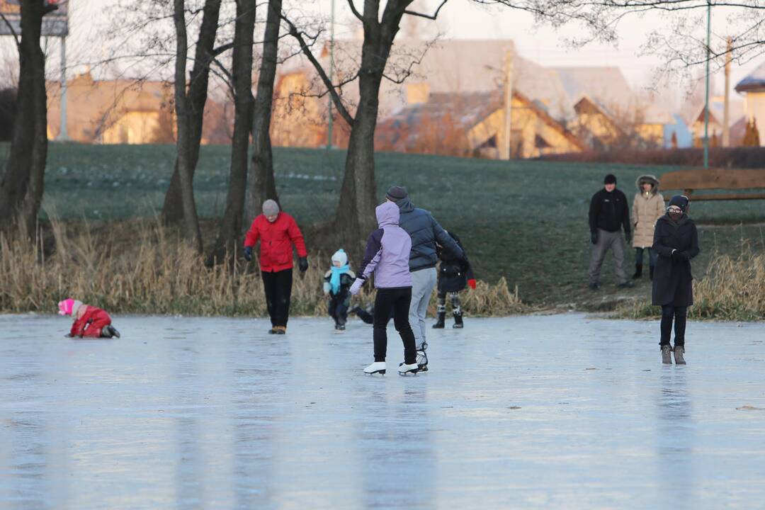 Klaipėdiečiai puikiai laiką leido ant ledo