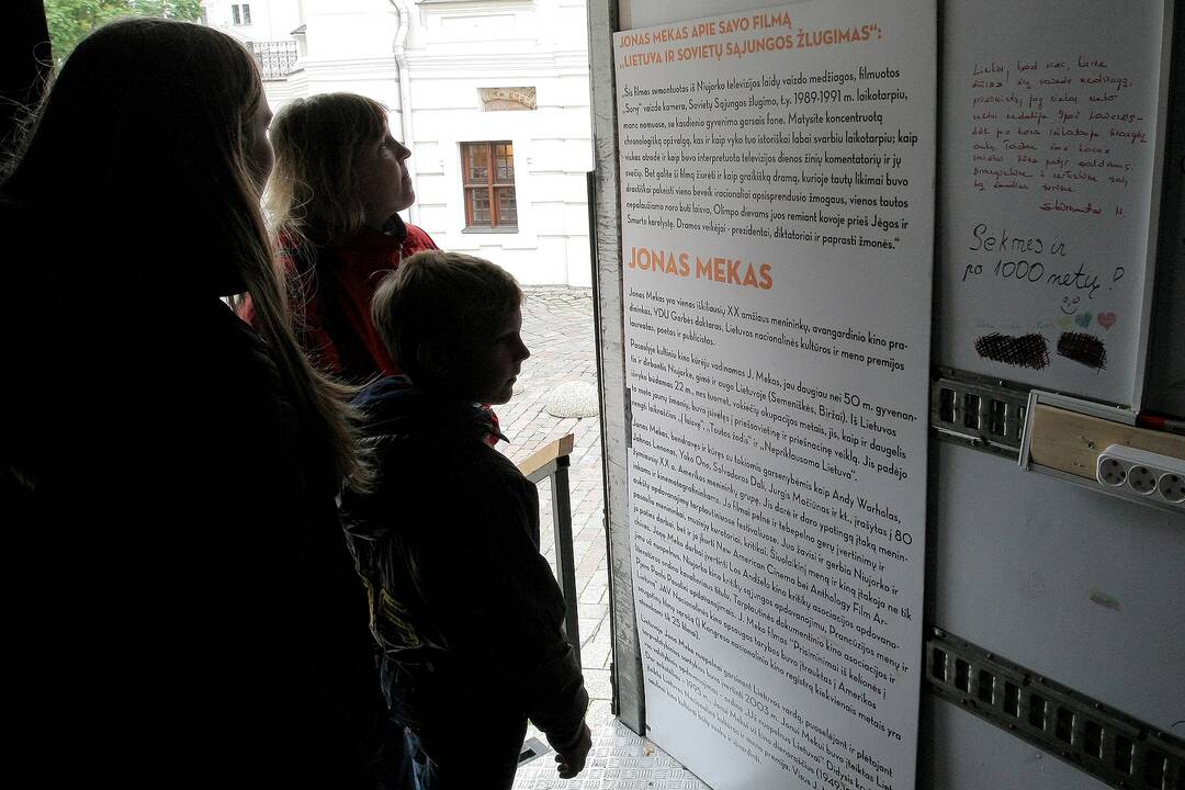 Mobili J. Meko kino galerija iki rugsėjo 11-osios apsistojo Kauno Rotušės aikštėje.